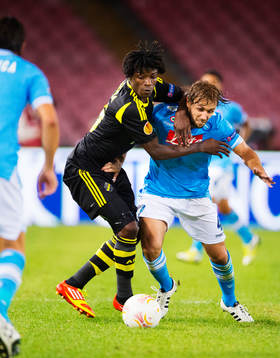 Mohamed Bangura, AIK, kämpar mot Marco Donadel, Napoli