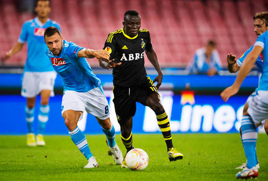 Andrea Dossena, Napoli, håller tag i Lalawele Atakora, AIK