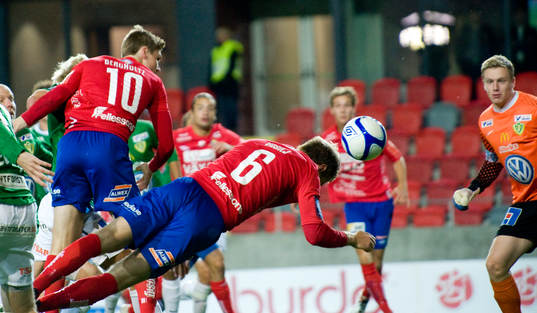 Mario Vasilj, Öster, nickar mot mål