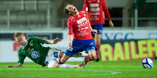 Johan Persson, Öster, fälls av Joakim Karlsson,