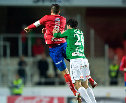 Knuff i ryggen, Denis Velic, Öster av André Casilir,