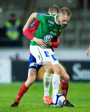 Joakim Karlsson, Jönköping, omfamnas