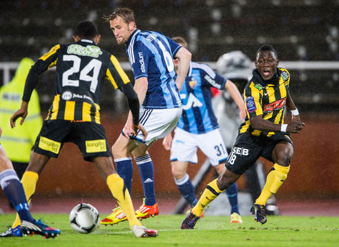 Waris Majeed, Häcken spelar bollen vidare