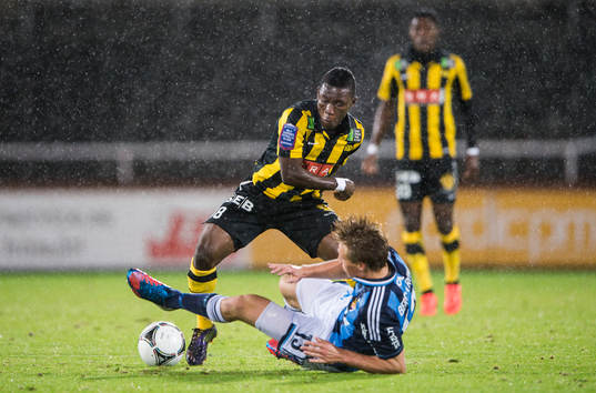 Djurgårdens Emil Bergström faller platt framför Waris