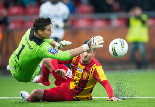 Jonas Sandqvist, målvakt Örebro räddar bollen