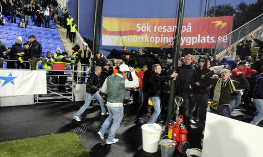 AIK supporters in på planen