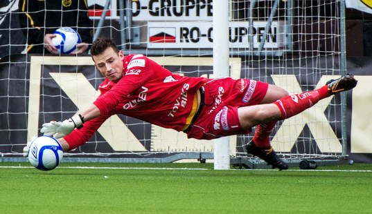 Kevin Stuhr Ellegaard, målvakt, Elfsborg, kastar sig