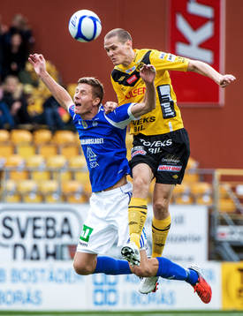Jon Jönsson, Elfsborg, i nickduell med Johan Eklund, GIF