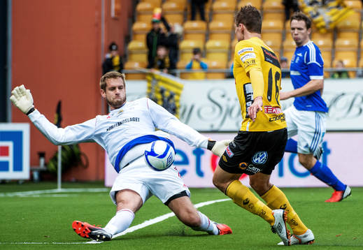 Oscar Berglund, målvakt, GIF Sundsvall, räddar ett skott