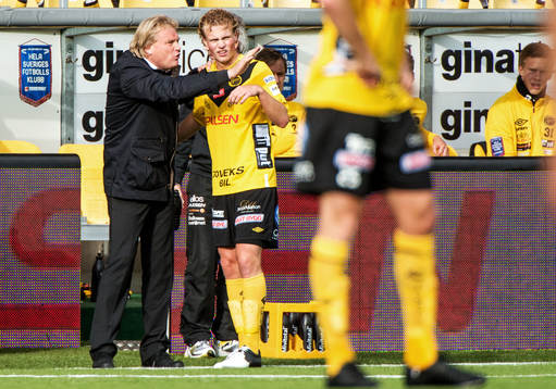 Jörgen Lennartsson, tränare Elfsborg, pratar med Oscar
