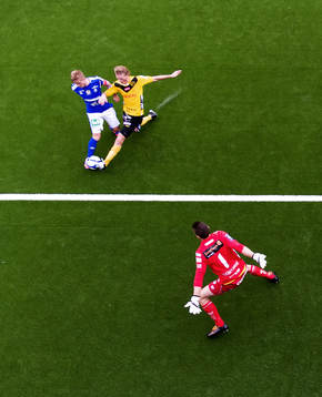 Oscar Hiljemark, Elfsborg, går in och bryter ett anfall