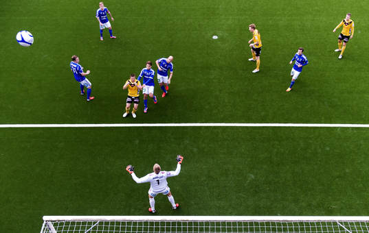 Anders Svensson, Elfsborg, lägger ett skott på mål som