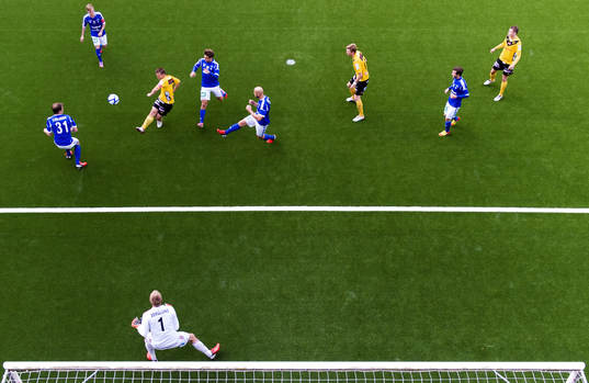 Anders Svensson, Elfsborg, lägger ett skott på mål som