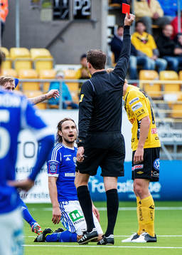 Kevin Walker, GIF Sundsvall, får rött kort av domare