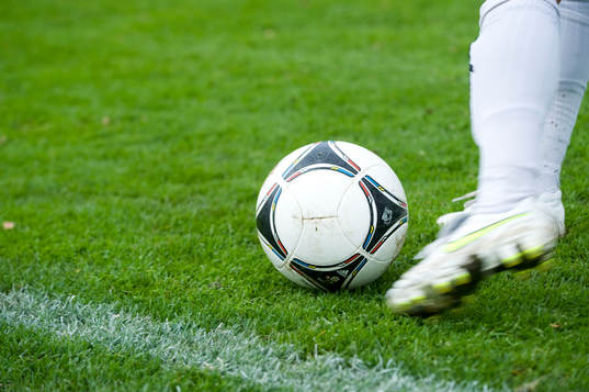 Fot, boll, fotbollskänga, fotbollsstrumpa, sidlinje