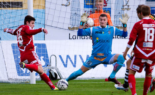 Ivo Vazgec, målvakt, släpper in 0-1 från Behar Ferizi,