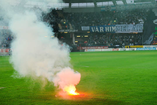 Det tändes bengaler på Gais läktaren så matchen fick