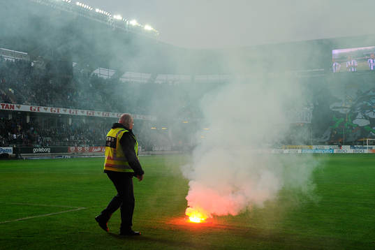 Det tändes bengaler på Gais läktaren så matchen fick