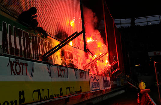 Det tändes bengaler på Gais läktaren så matchen fick