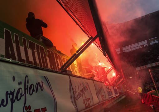GAIS-supportrarna tände bengaler vid inmarschen och