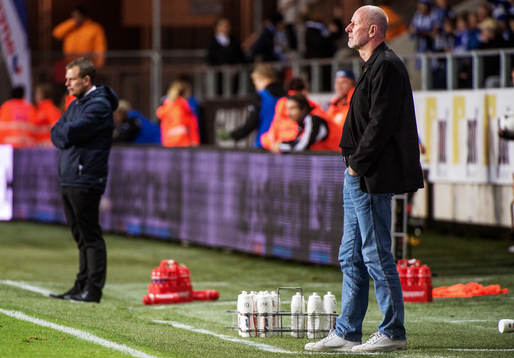 Jan Mak, tränare GAIS blickar ut över planen. I