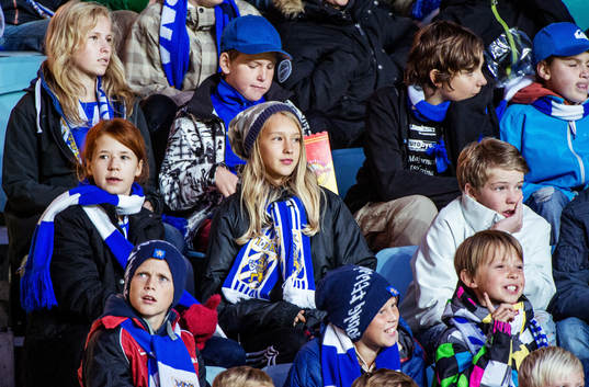 Unga supportrar på läktaren. IFK Göteborg Young Fellows