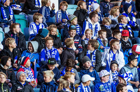 Unga supportrar på läktaren. IFK Göteborg Young Fellows