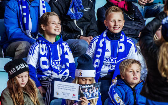 Unga supportrar på läktaren. IFK Göteborg Young Fellows