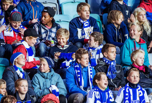 Unga supportrar på läktaren. IFK Göteborg Young Fellows