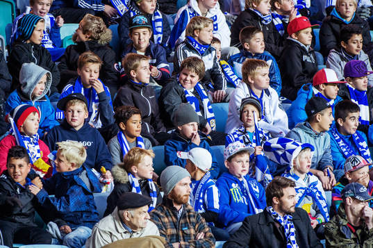 Unga supportrar på läktaren. IFK Göteborg Young Fellows