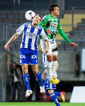 Stefan Selakovic, IFK Göteborg, i nickduell med Romário