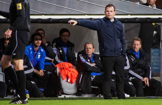 Mikael Stahre, tränare IFK Göteborg, står och hänger