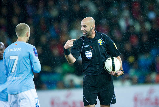 Stefan Johannesson, domare, förklarar för Daniel Larsson,