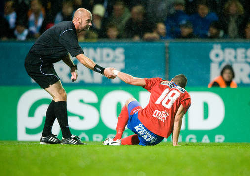 Fair play, Stefan Johannesson, domare, ger Nikola Djurdjic,