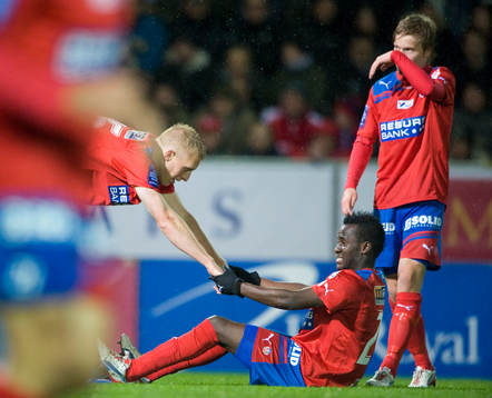 Fair play, Peter Larsson hjälper David Accam