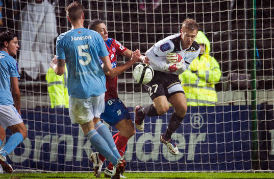 Nikola Djurdjic, Helsingborg, stör Johan Dahlin, målvakt,