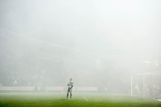 Fansen till Malmö FF tänder pyroteknik och Pär Hansson,