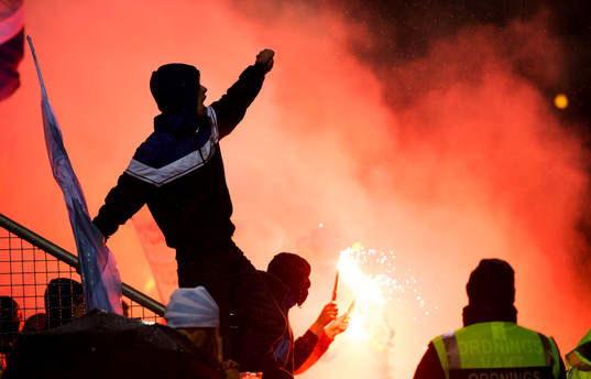 Fansen till Malmö FF tänder pyroteknik , bengal,