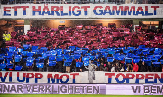 Örgryteklacken har ett tifo innan matchstart
