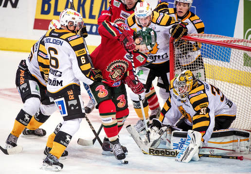 +Jari Tolsa, Frölunda, försöker sparka in pucken i mål