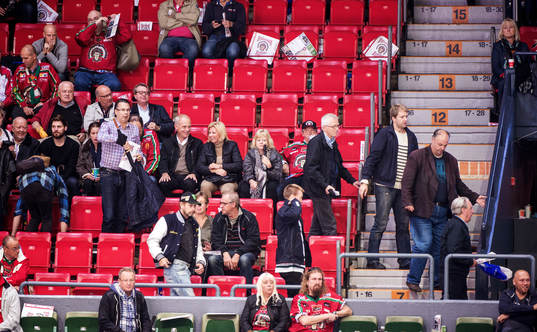 Publiken lämnar sina platser innan matchen är slut