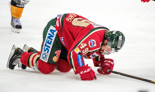 Sebastian Collberg, Frölunda, ligger kvar på isen