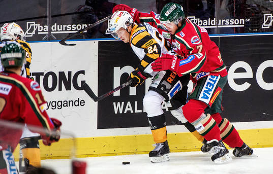 Henrik Tömmernes, Frölunda, hänger över Oscar Lindberg,