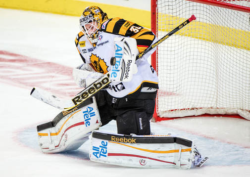 Joacim Eriksson, målvakt, Skellefteå, räddar en puck med