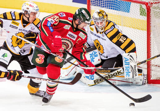 Joel Lundqvist, Frölunda, försöker peta in pucken bakom