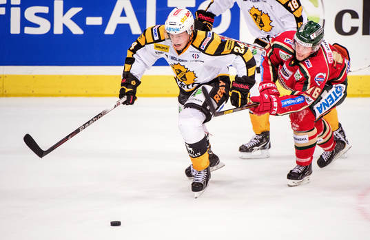 Oscar Lindberg, Skellefteå, jagar pucken tätt följd av