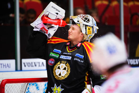 Robin Rahm, målvakt, Brynäs, sprutar vatten i ansiktet