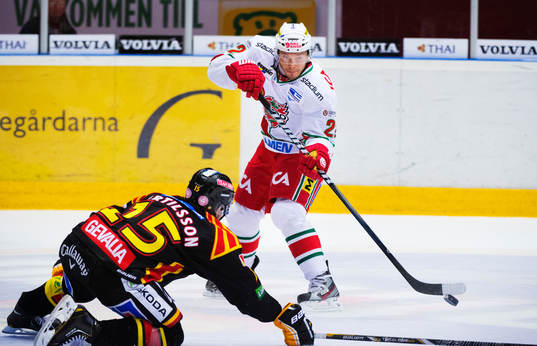 Ladislav Nagy, Modo, passar pucken förbi Simon Bertilsson,