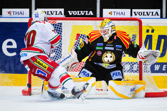 Mario Kempe, Modo, gör 1-1 på straff bakom Robin Rahm,