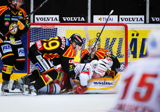 Jonas Nordquist, Brynäs, trycker ned Per-Åge Skröder,